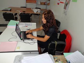 Ana Belén Rodríguez, en la oficina de búsqueda activa de empleo de Cruz Roja Valdeorras. (Foto: J.C.)
