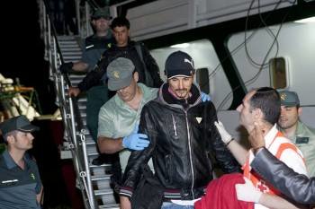 Desembarco en el puerto de Motril (Granada) de inmigrantes interceptados por la Guardia Civil. (Foto: PAQUET)