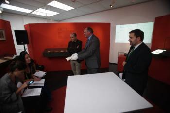 Anxo Angueira, presidente da Casa Museo, mostra o exemplar 'descuberto' en Vigo. (Foto: VICENTE ALONSO)