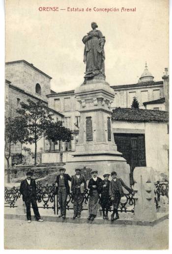 Escultura momumental dedicada a Concepción Arenal en su emplazamiento original de la Alameda.  (Foto: A.V.O./A.DEPUTACIÓN)