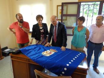 Manuel Baltar entrega la bandera de la provincia de Ourense a María Jesusa Candal. (Foto: J.C.)