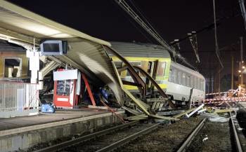 Imagen del tren que descarriló el viernes a su llegada a Bretigny-sur-orge, cerca de París. (Foto: E.L.)
