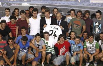 Illarramendi y Florentino Pérez, en el centro, acompañados por un grupo de amigos del futbolista. (Foto: ÁNGEL DÍAZ)