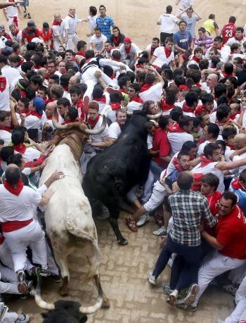 Un enorme tapón a la entrada de la plaza de toros de Pamplona. (Foto: J.S.)