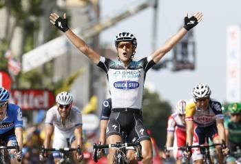 El italiano Matteo Trentin levanta los brazos como ganador de la decimocuarta etapa del Tour, en Lyon. (Foto: GUILLAUME HORCAJUELO)