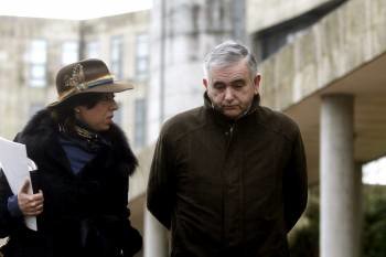 La abogada Carmen Ventoso y Manuel Fernández Castiñeiras, en una comparecencia judicial. (Foto: ÓSCAR CORRAL)