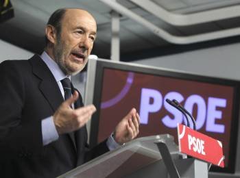 El líder del PSOE, Alfredo Pérez Rubalcada, en rueda de prensa en Ferraz, y el vicesecretario de organización del PP, Carlos Floriano, en un acto en Jerez. (Foto: MIGUEL TOÑA)
