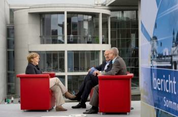 La canciller alemana, Ángela Merkel, junto a los periodistas de la televisión pública ARD antes de la entrevista. (Foto: S. STACHE)