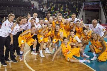 Las jugadoras y cuerpo técnico español, celebrando el campeonato. (Foto: FIB)
