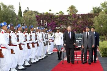 El rey Juan Carlos recibido por el monarca Mohamed VI, a su llegada a Rabat. (Foto: J.J.  GUILLÉN)