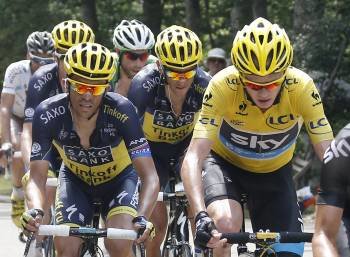 Contador (izquierda) sigue al líder del Tour, Froome. (Foto: GUILLAUME HORCAJUELO)