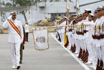 El príncipe, pasando revista a las tropas en la Escuela Naval de Marín. (Foto: SALVADOR SAS)