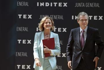 Flora Pérez, esposa de Amancio Ortega, con el presidente de Inditex, Pablo Isla. (Foto: CABALAR)