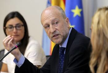 Manuel Villoria interviene en la comisión de la Cámara gallega de medidas contra la corrupción (Foto: LAVANDEIRA JR)