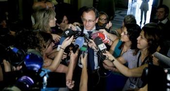 El portavoz del PP en el Congreso, Alfonso Alonso, en declaraciones a la prensa en los pasillos del Senado. (Foto: J. MARTÍN)