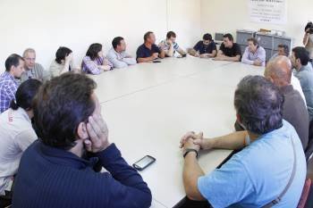 Trabajadores del naval en Vulcano, Vigo,  escuchando la rueda de prensa del comisario Almunia. (Foto: JV. LANDÍN)