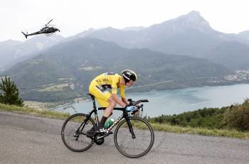 Froome, del Sky, rueda durante la contrarreloj de la decimoséptima etapa del Tour. (Foto: YOAN VALAT)