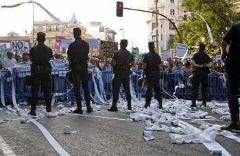Efectivos de la policía ante los asistentes a la concentración llevada a cabo en la sede del PP en Madrid. (Foto: M. LÓPEZ)