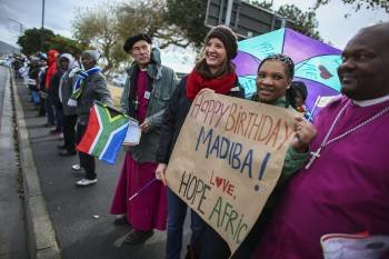 Una cadena humana con motivo de la celebración del 95 aniversario Mandela, en Ciudad del Cabo. (Foto: NIC BOTHMA)