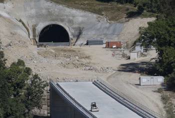 Un obrero tapiaba un túnel en Maus, en el tramo Porto-Taboadela del AVE el pasado día 4. La imagen muestra la ralentización de los trabajos. (Foto: XESÚS FARIÑAS)