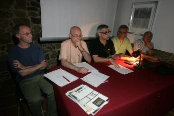 Los participantes, durante la mesa redonda en la Fundación Vicente Risco. (Foto: MARCOS ATRIO)
