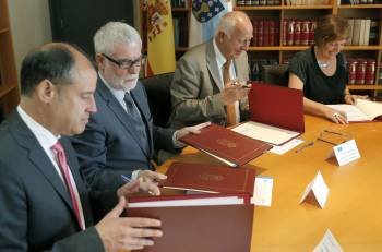 Mato, Casares y Long, firmando ayer un convenio con la conselleira de Sanidade, Rocío Mosquera. (Foto: LAVANDEIRA JR)