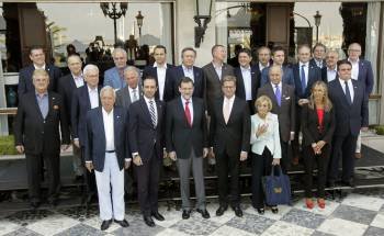 El presidente del Gobierno, Mariano Rajoy, posa con los 16 de ministros de Exteriores de la UE en Mallorca. (Foto: I. BUJ)