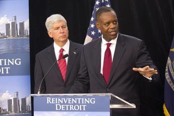 El gobernador del estado de Michigan, Rick Snyder y el administrador de Detroit, Kevyn Orr.  (Foto: RENA LAVERTY)