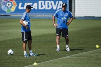 El entrenador del Real Madrid, Carlo Ancelotti, durante el entrenamiento que la plantilla ha realizado esta mañana en la Ciudad Deportiva de Valdebebas (Foto: efe)