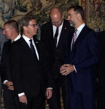 Don Felipe, con el ministro alemán de Exteriores Guido Westerwelle. (Foto: MONTSERRAT DIAZ)