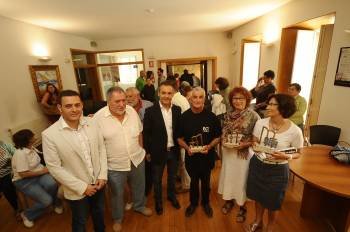 Roberto Pascual, José Prieto, Marcos Blanco, Antón Lamapereira, Ana Romaní e Isolina Rionegro posan tras la entrega de los premios. (Foto: MARTIÑO PINAL)