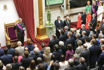 Felipe, jurando respeto a la Constitución ante su familia y el Parlamento de Bélgica. (Foto: OLIVIER HOSLET)