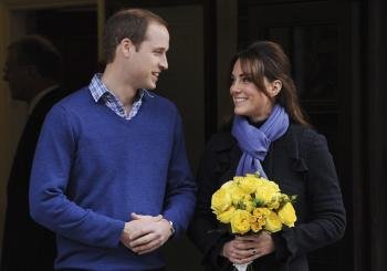 Fotografía de archivo tomada el 6 de diciembre de 2012 que muestra al príncipe Guillermo de Inglaterra (izda) junto a su mujer la duquesa Catalina de Cambridge (Foto: efe)
