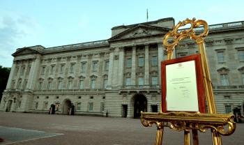 Anuncio oficial del nacimiento de los duque de Cambridge sobre un caballete en el patio principal del palacio de Buckingham