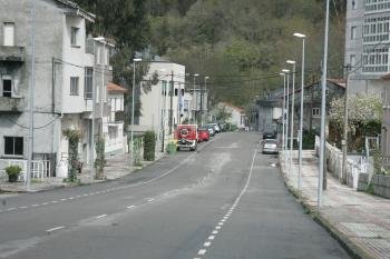 La calle Lamas Calvelo de Bande, una de las zonas que verá renovado su alumbrado (Foto: Marcos Atrio)