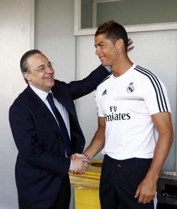 Fotografía facilitada por el Real Madrid de su presidente Florentino Pérez (i), que saluda al delantero portugués del equipo Cristiano Ronaldo (d) (Foto: efe)