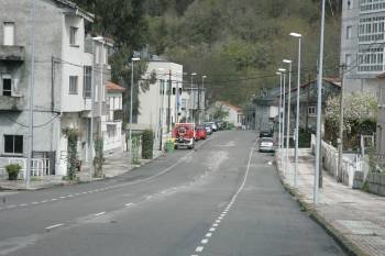 La calle Lamas Calvelo de Bande, una de las zonas que verá renovado su alumbrado.  (Foto: MARCOS ATRIO)