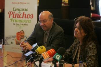 Agustín Fernández y Mónica Vázquez, presentando el concurso de pinchos, amparado por la empresa. (Foto: MARCOS ATRIO)