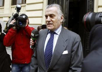 El exsenador y extesorero del PP, Luis Bárcenas, saliendo de su domicilio en Madrid el pasado mes de febrero. (Foto: ARCHIVO)