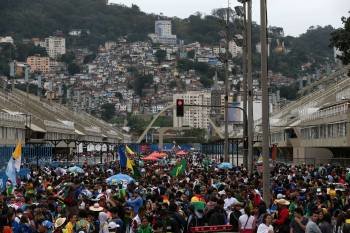 Cientos de personas acuden a retirar el 'combo del peregrino' de la Jornada Mundial de la Juventud. (Foto: DAVID FERNÁNDEZ)