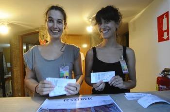 Dos de las voluntarias con un fajo de entradas en la oficina de la Mostra. (Foto: MARTIÑO PINAL)
