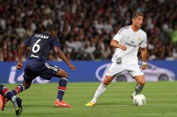 El jugador del Real Madrid Cristiano Ronaldo trata de superar a Fofana. (Foto: EFE)