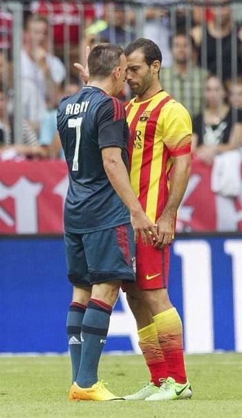 Franck Ribery y Javier Mascherano se enfrentan. (Foto: MARC MÜLLER)