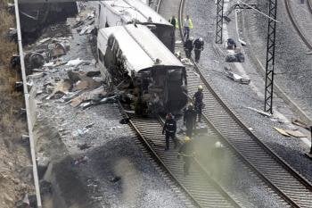 Operarios y bomberos trabajan en el lugar del accidente de tren ocurrido anoche en Santiago de Compostela, en el que han muerto al menos 78 personas (Foto: efe)