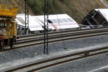 Vagones del convoy siniestrado en el descarrilamiento de un tren ocurrido anoche en Santiago de Compostela (Foto: efe)