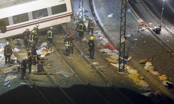 Los cadáveres cubiertos por mantas se amontonan en las inmediaciones de los vagones del tren accidentado. (Foto: LAVANDEIRA)