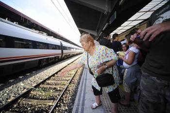 Una mujer arrojó claveles blancos a la vía del tren, en la estación de Empalme, en la concentración de la tarde en la ciudad. (Foto: M. PINAL)