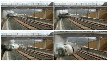 Combo de imágenes del vídeo tomado por una cámara fija de Adif que recoge cuatro instantanéas del accidente del tren Alvia.
