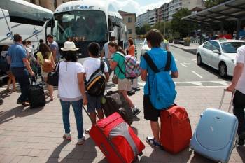 Viajeros cogiendo el autobús de Renfe en la estación de Ourense, con dirección a Santiago y A Coruña. (Foto: J. PAZ)