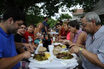 Familias y grupo de amigos compartieron mesa en la carballeira de Garabás. (Foto: MARTIÑO PINAL)
